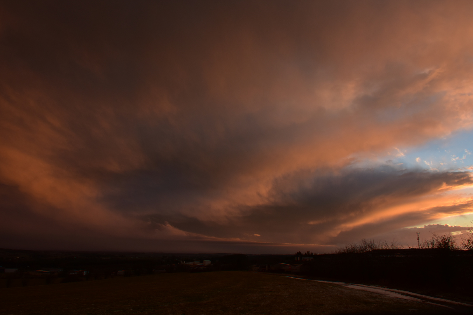 Schneewolken und Beuen.