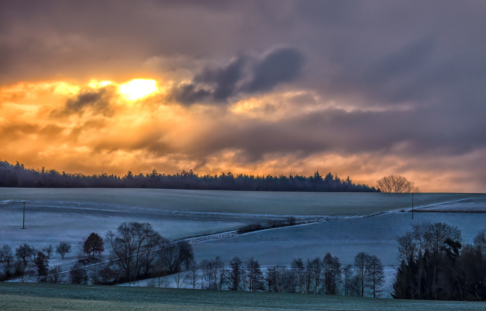 Schneewolken verhüllen die Sonne