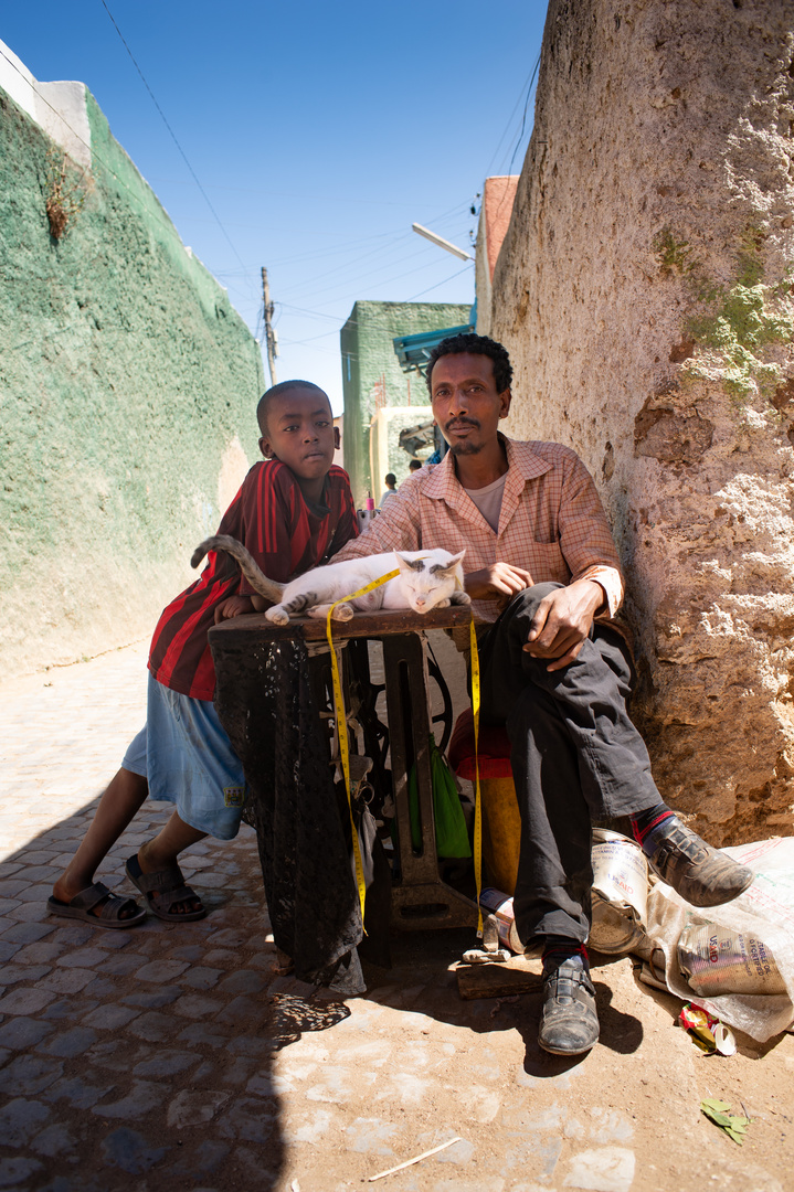 Schneider auf der Strasse in Harar mit seinem Sohn