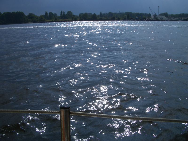 schnell in den Hafen.... ein Gewitter ziet auf