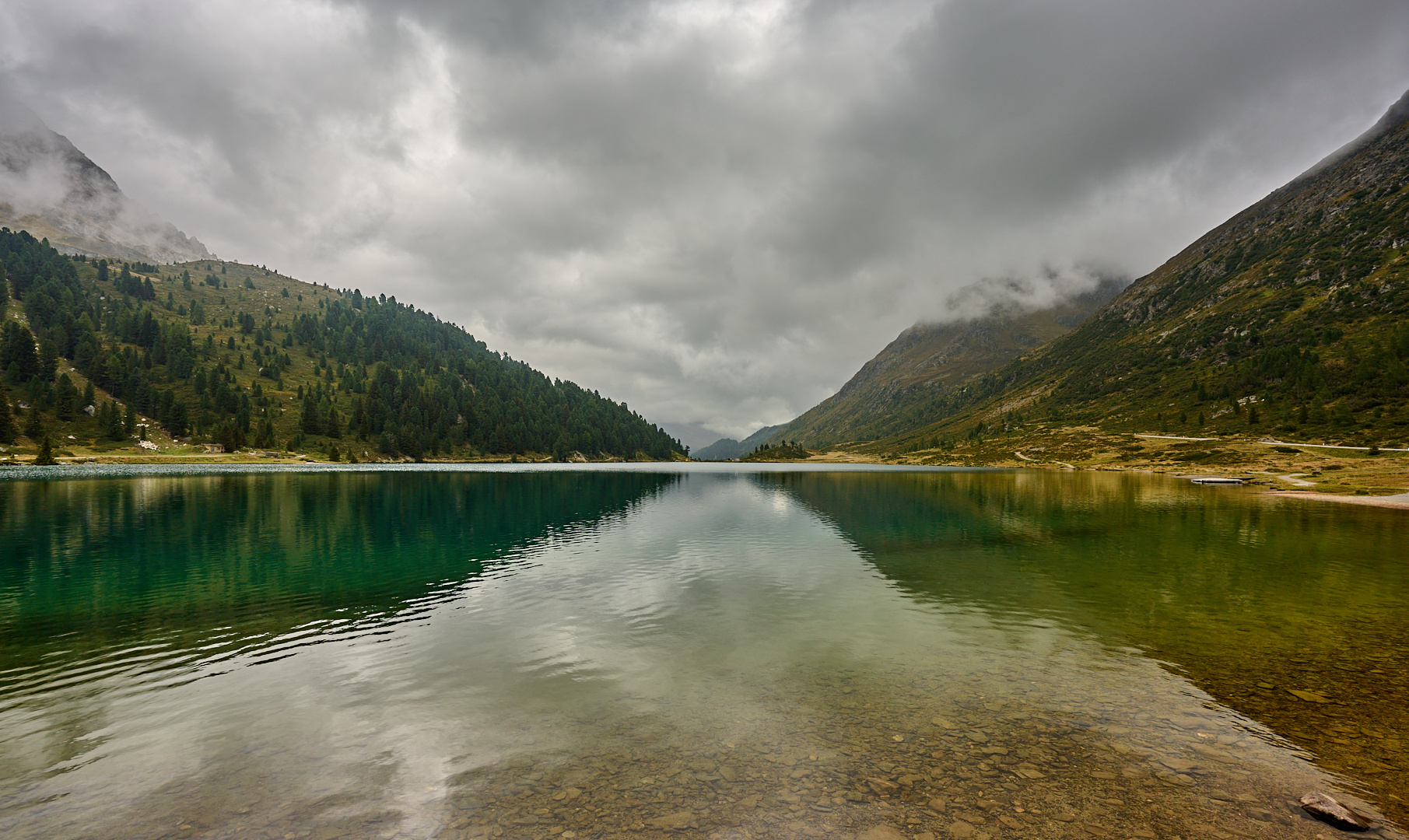 Schnell noch die Spiegelung aufgenommen, bevor der große Regen einsetzte.