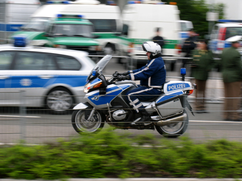 Schnell weg, alles voller Polizei..