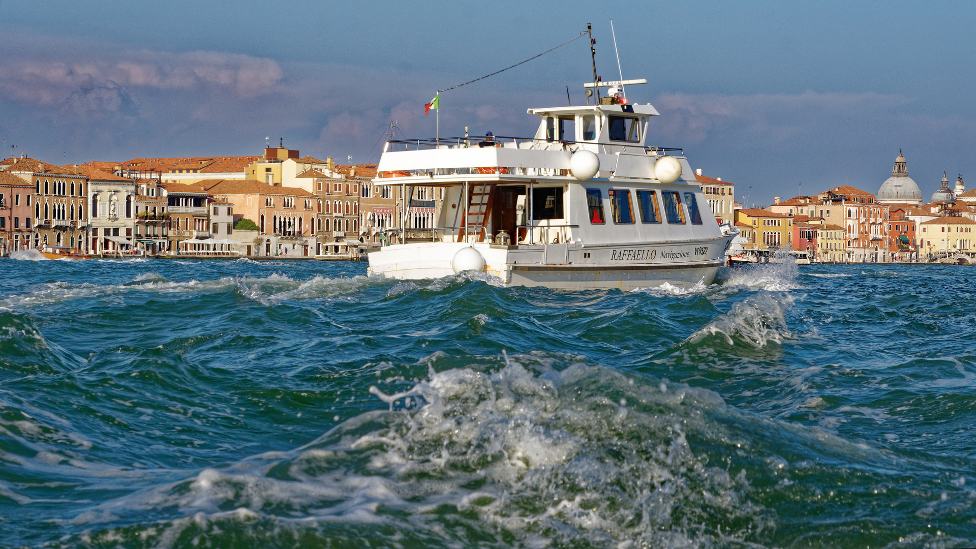 Schnelle Fahrt mit einem Boot vor Venedig