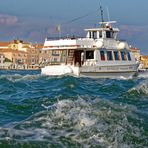 Schnelle Fahrt mit einem Boot vor Venedig