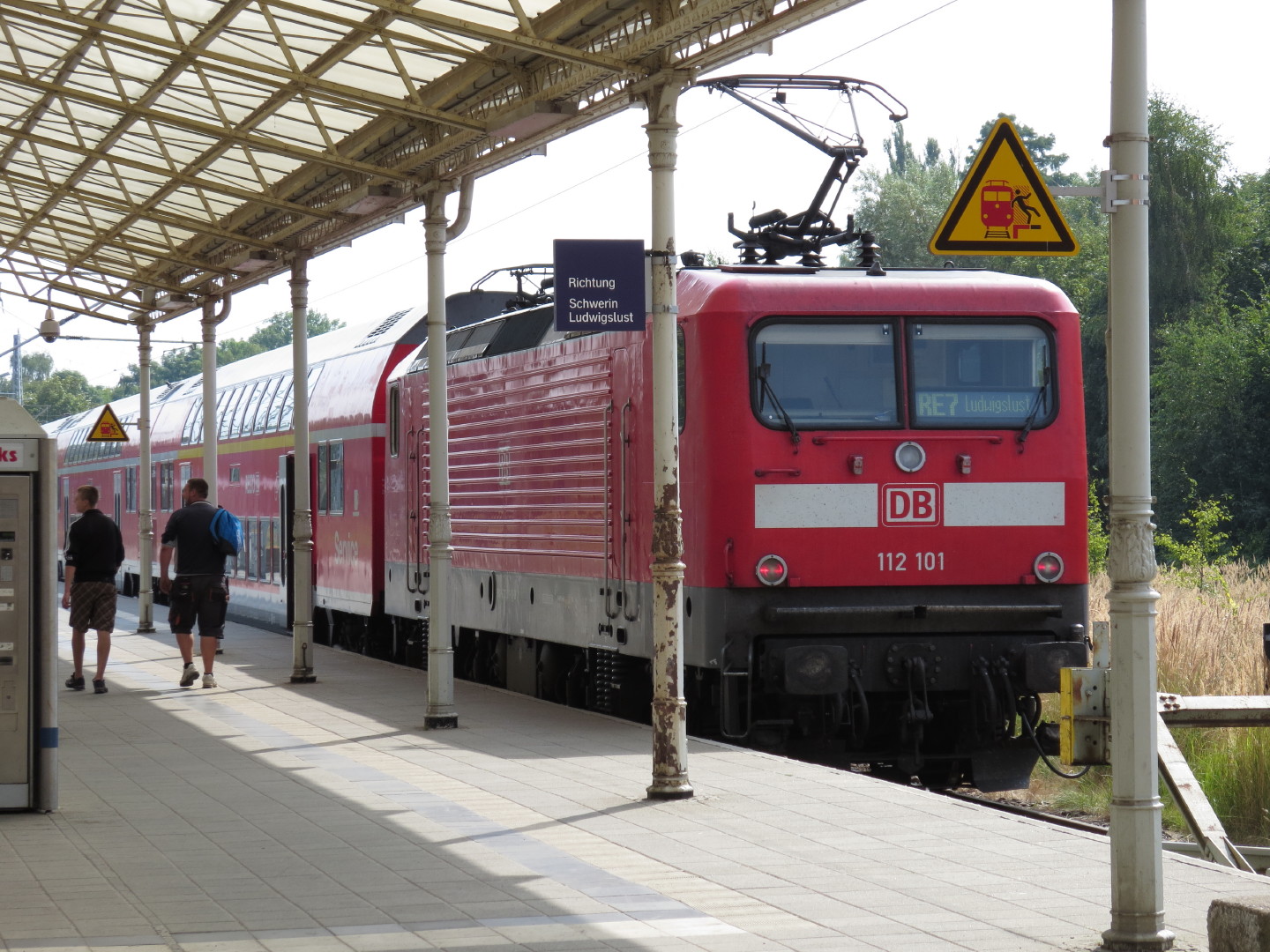 Schnelle Vorbeifahrten HINTER dem Gleisabschluß