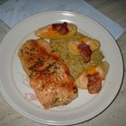 Schneller Lachs auf Erbsensauce mit Kartoffelschiffchen