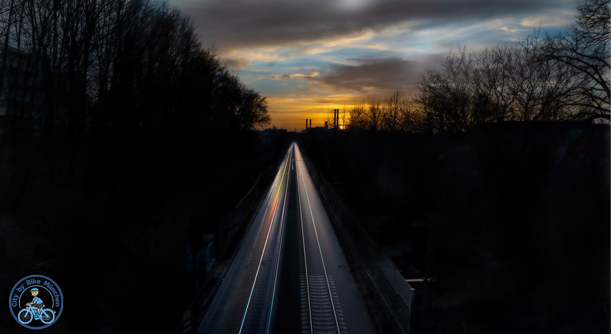 Schneller Zug aus und in den Sonnenuntergang