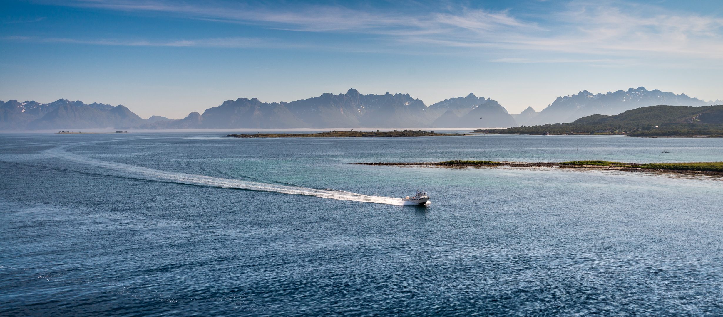 Schnelles Boot an der norwegischen Küste