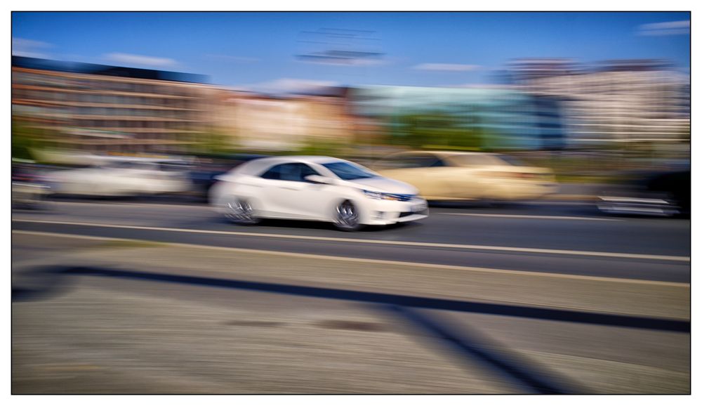 schnelles Fahren an den Häusern vorbei Foto & Bild fotos, outdoor, straße Bilder auf