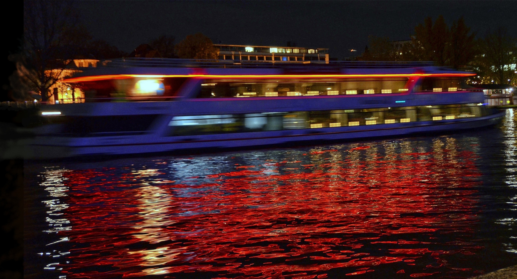 schnelles Schiff auf dem Main in Frankfurt