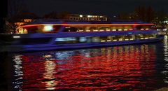 schnelles Schiff auf dem Main in Frankfurt