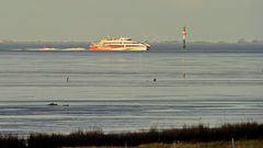 Schnellfähren-Katamaran kommt zurück (Höhe Döse) von Helgoland nach Cuxhaven und weiter nach Hamburg