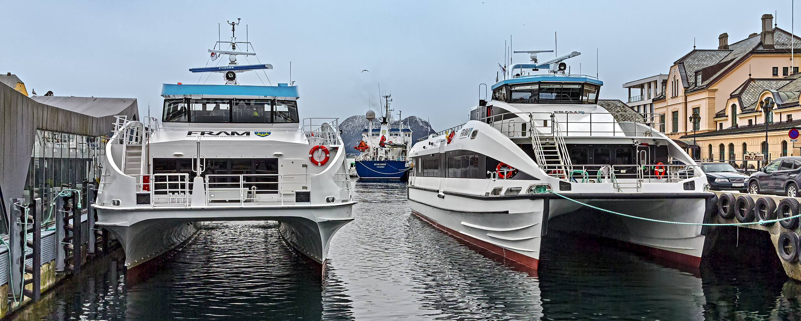 SCHNELLFÄHREN (rechts Valderoey) im Hafen von Alesund