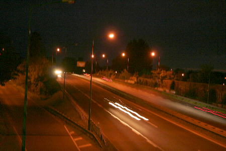 Schnellstraße bei Nacht