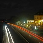 Schnellstrasse und Hotel bei Nacht