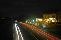 Schnellstrasse und Hotel bei Nacht