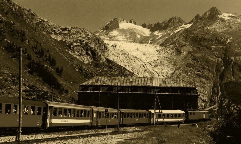 Schnellzug mit Rhonegletscher