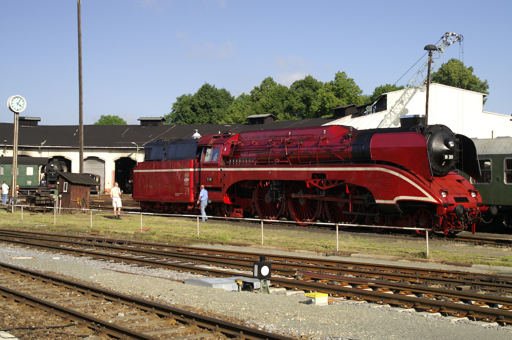 Schnellzugdampflokomotive 18201 im Bahnbetriebswerk Nossen