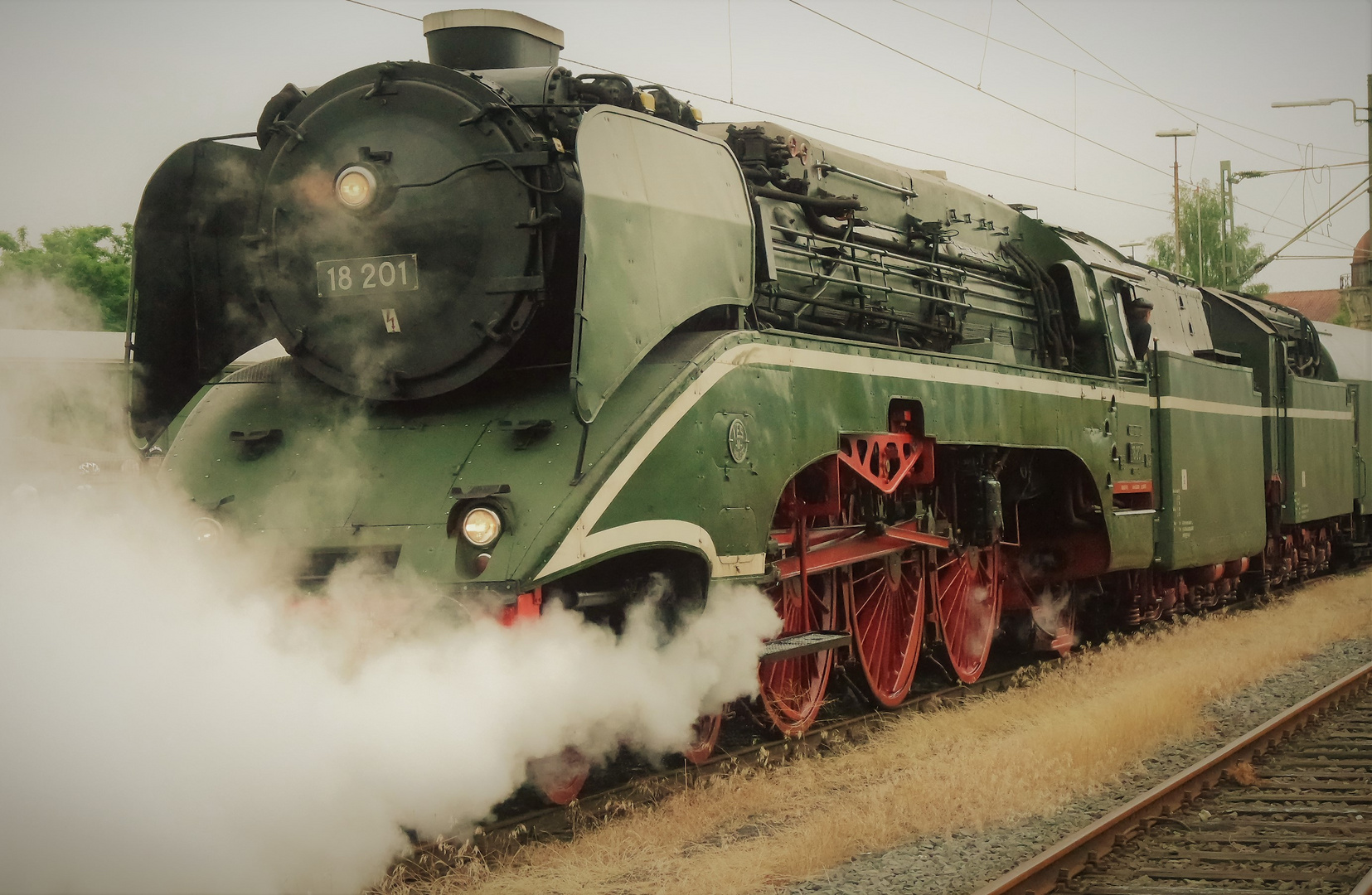 Schnellzuglok 18 201 bei Abfahrt in Bielefeld, 18.06.2018