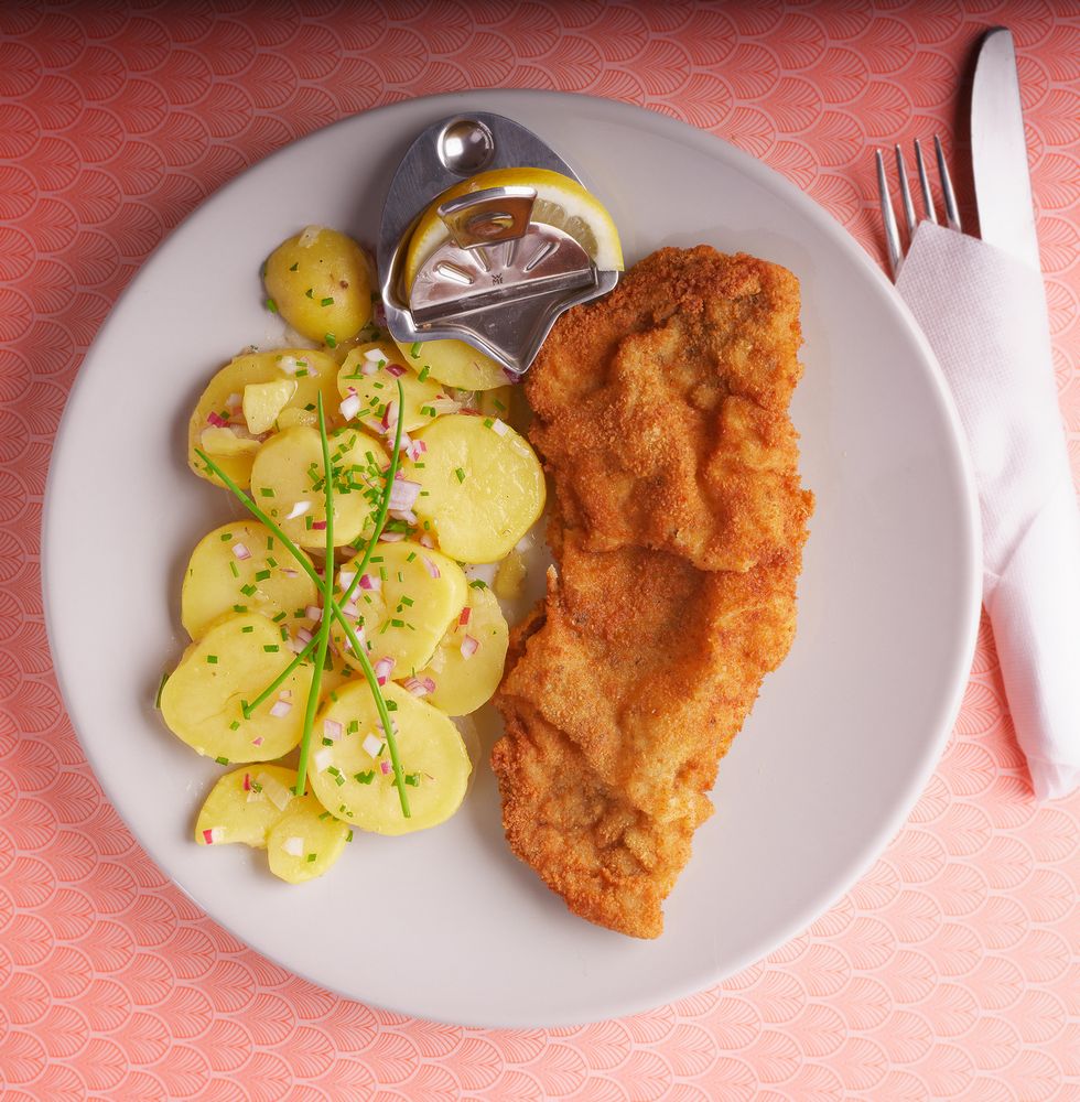 Schnitzel mit Kartoffelsalat Foto &amp; Bild | stillleben, food-fotografie ...