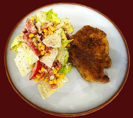Schnitzel mit Salat.
