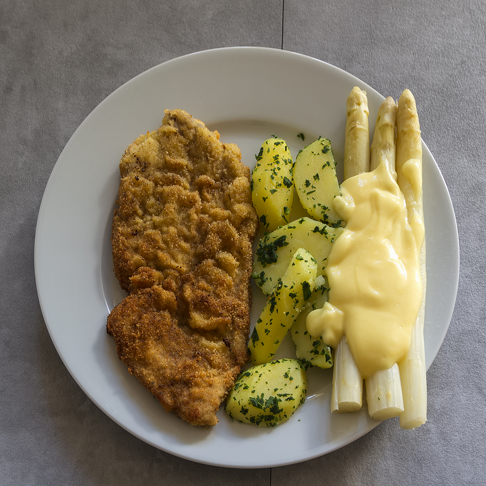 Schnitzel mit Spargel und Petersilienkartoffeln