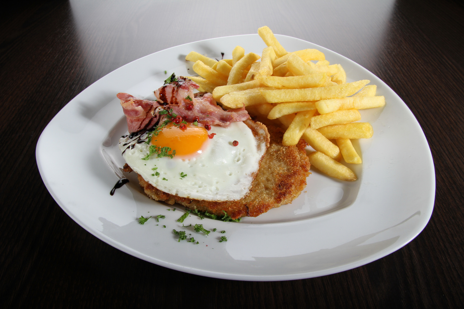 Schnitzel mit Spiegelei und Pommes