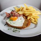 Schnitzel mit Spiegelei und Pommes