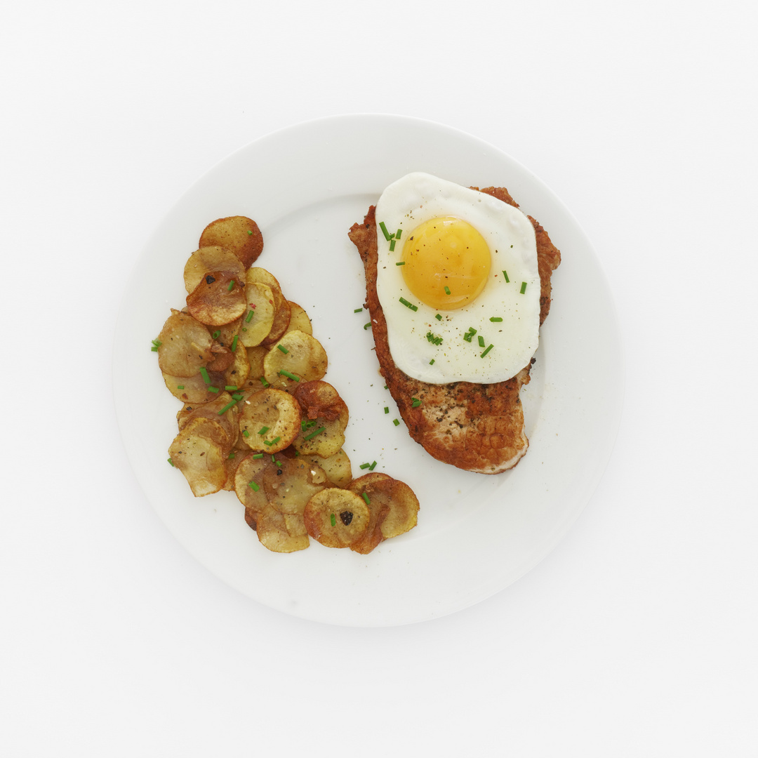 Schnitzel Natur mit Kartoffelchips und Spiegelei