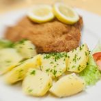 Schnitzel und Salzkartoffeln