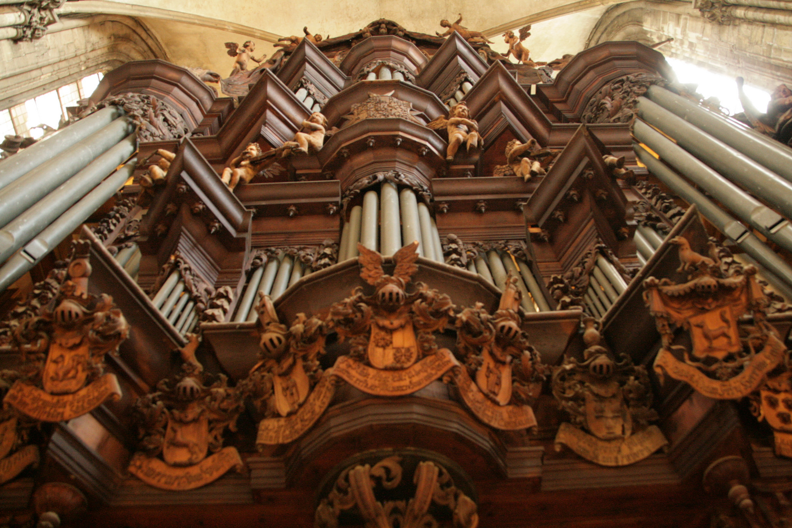Schnitzereien vor der Orgel