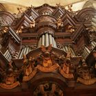 Schnitzereien vor der Orgel