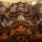 Schnitzereien vor der Orgel