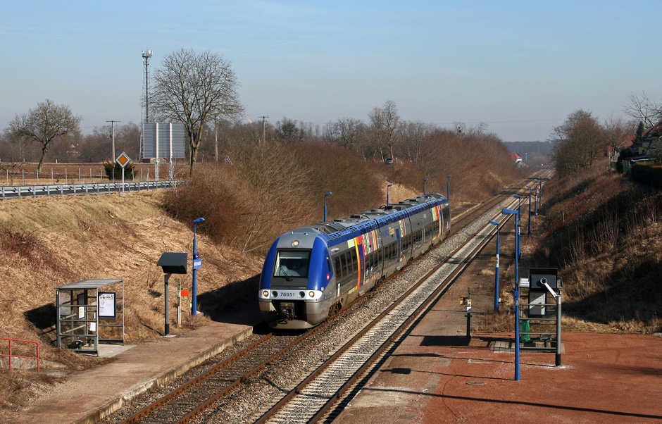 Schnurgerade durch die Rheinebene