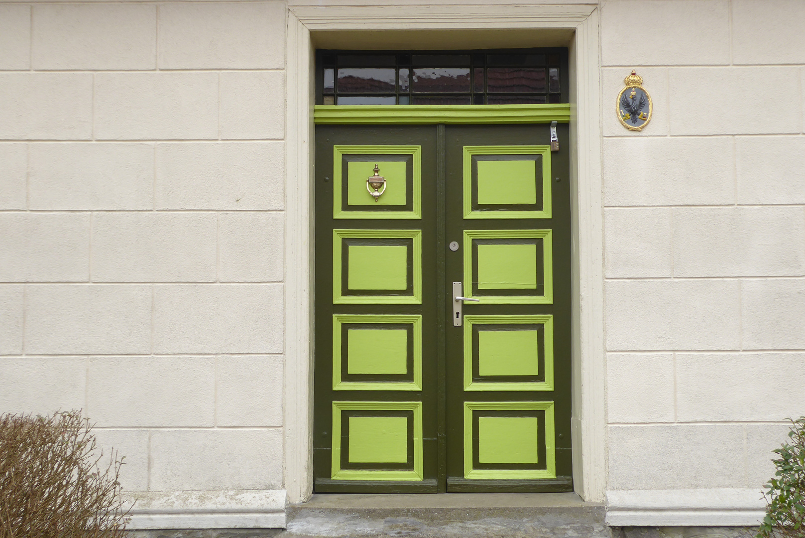 schön aufgearbeitet, die alte Haustür