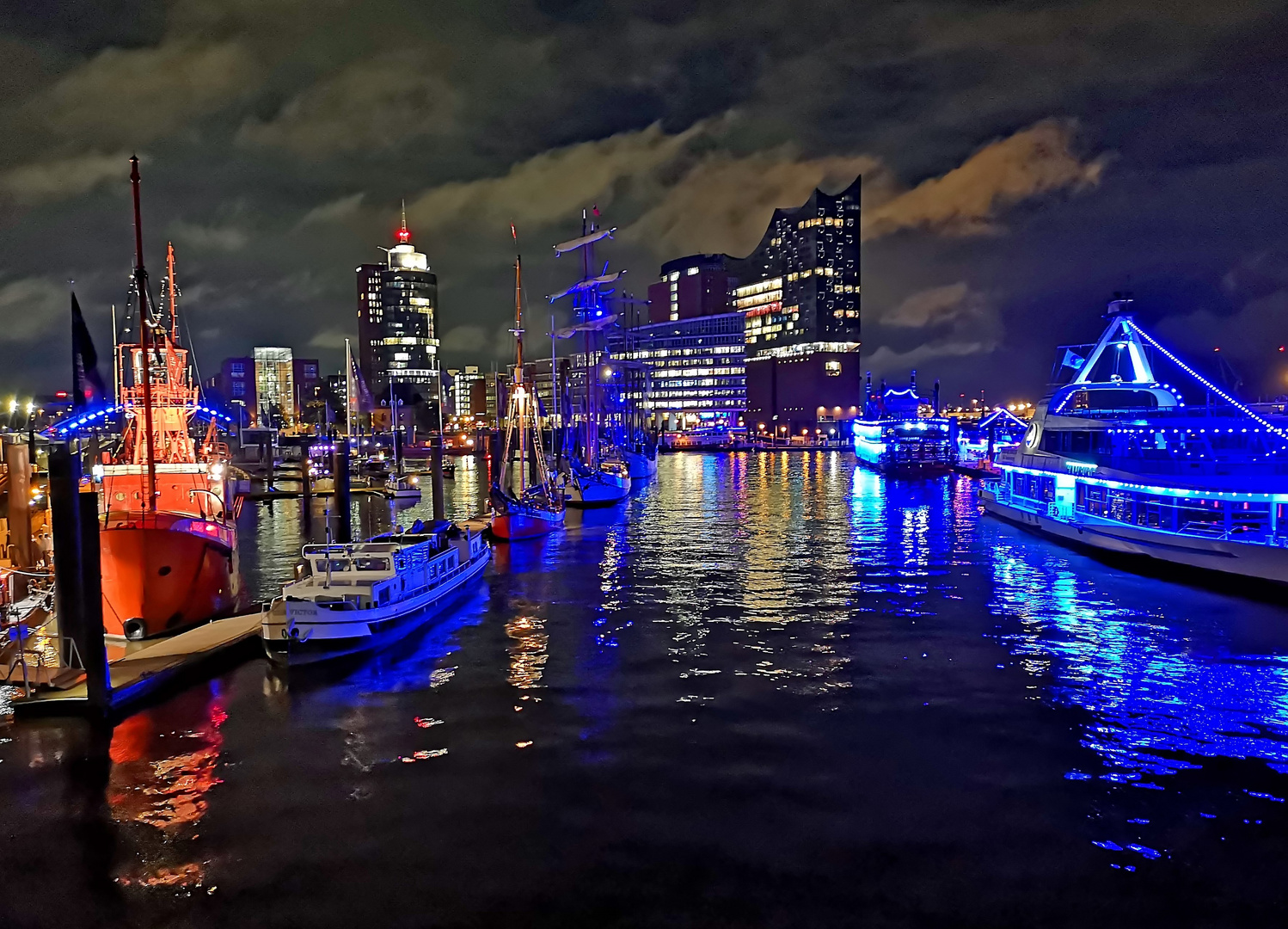 Schön ist es am Abend im Hafen