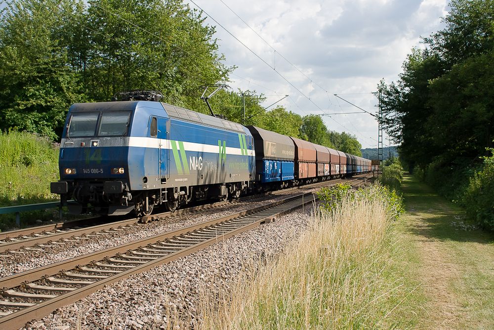 Schön saubere NIAG 145 086-5 mit Kohlezug in Rheinbreitbach