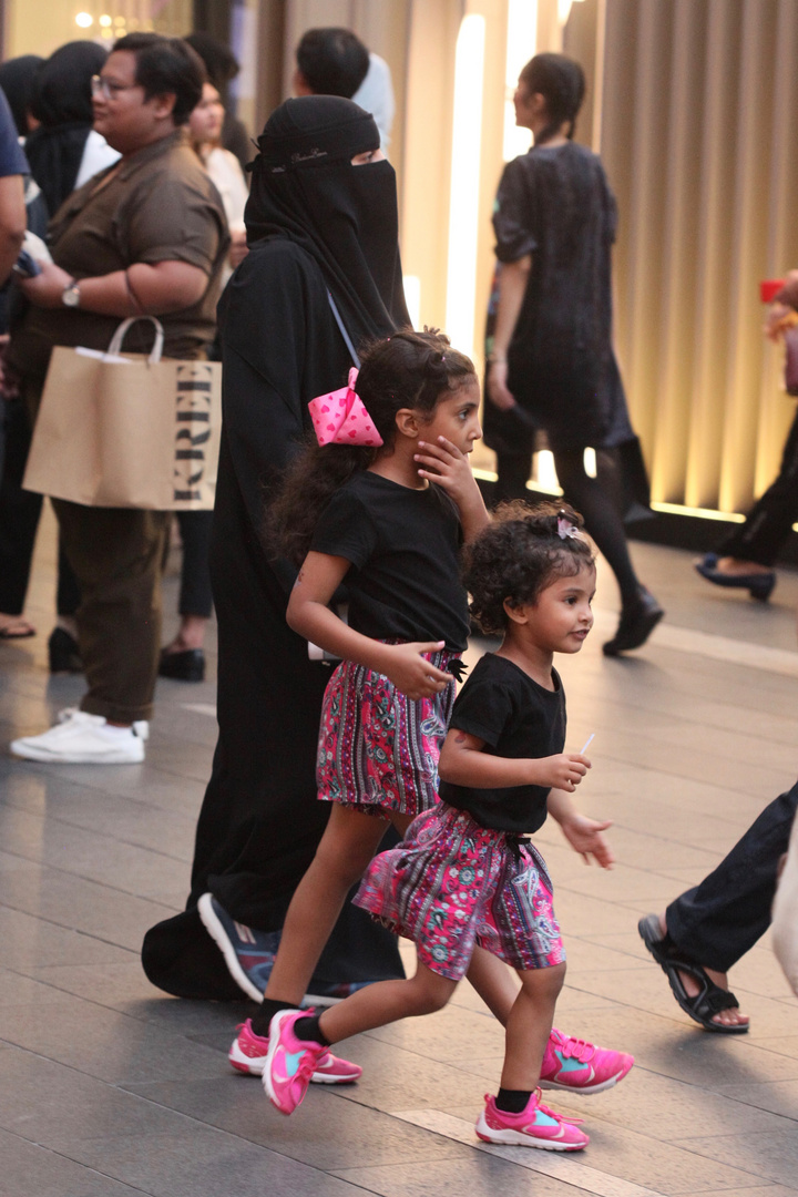 schön sein im Islam  -  shoppen mit Kindern