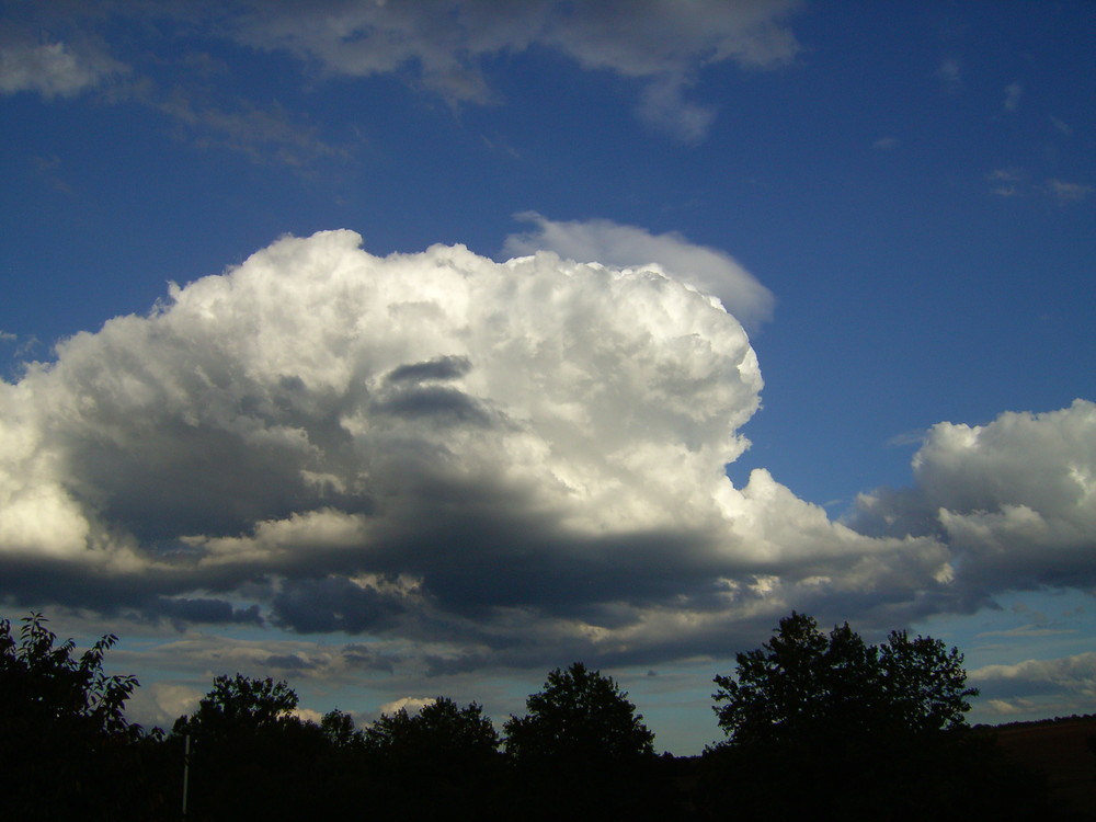 Schön Wetterwolken dirket vor der Haustür