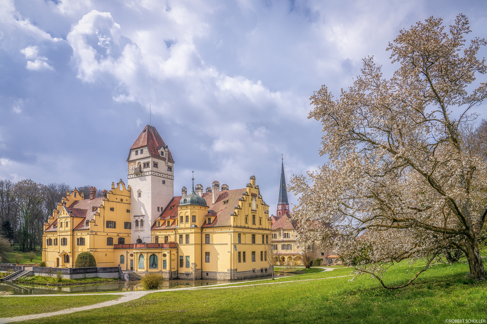 Schönau: ein Wasserschloss im Frühling