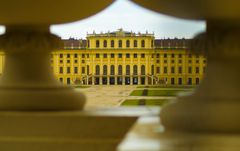 Schönbrunn zwischen den Säulen