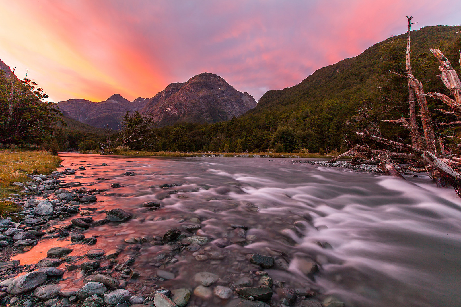 Schöne Abendstimmung am Fluss