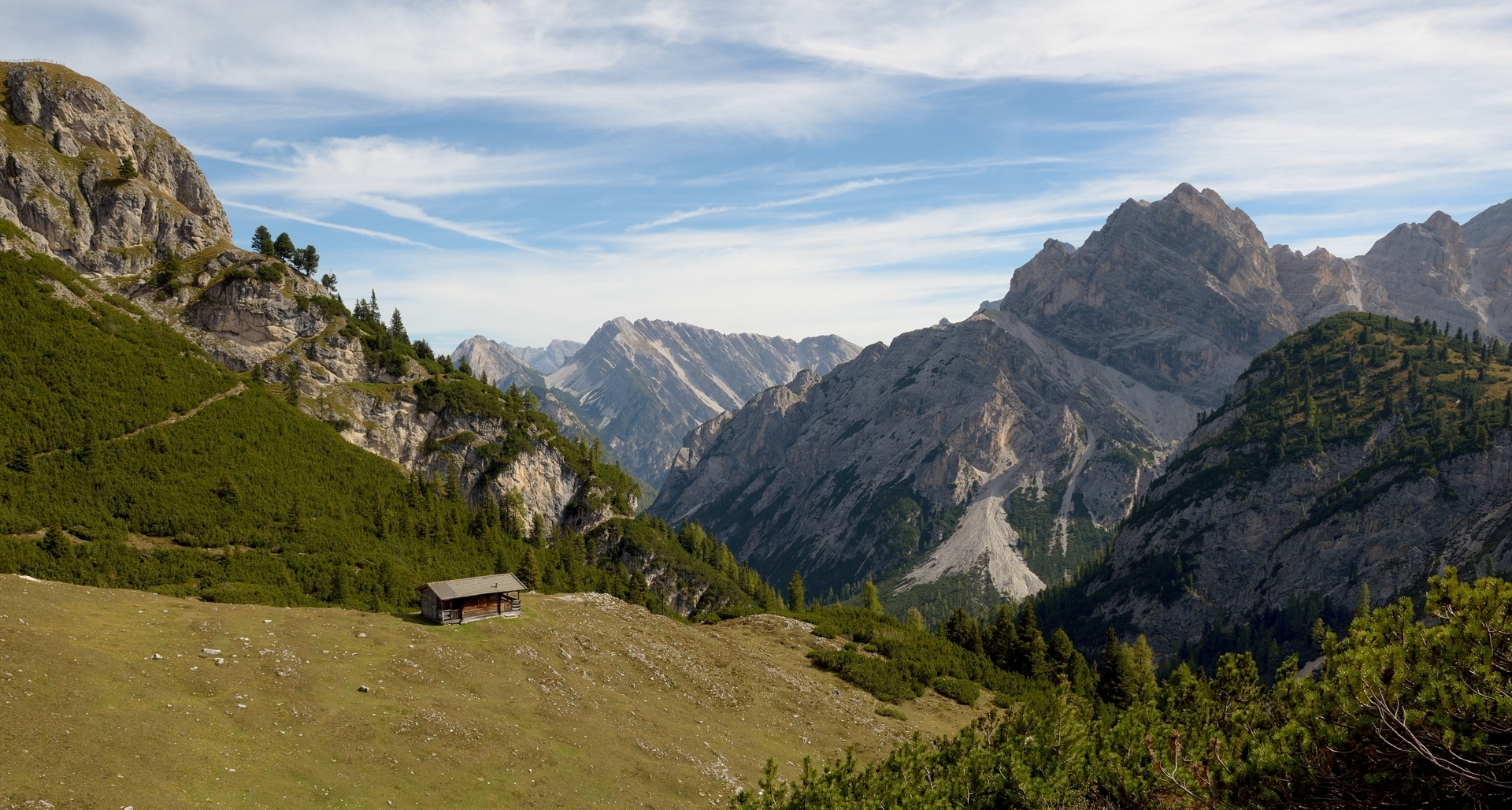 Schöne, aber anstrengende Wanderung zu den Hochalmenhütten (2114 m). Rechts...