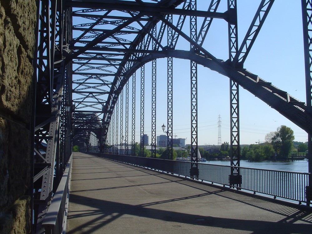 Schöne alte Brücke in Hamburg