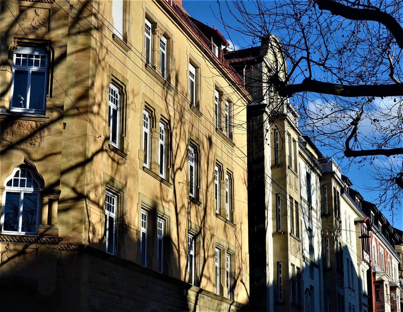 schöne alte Fassaden umspielt vom Sonnenlicht