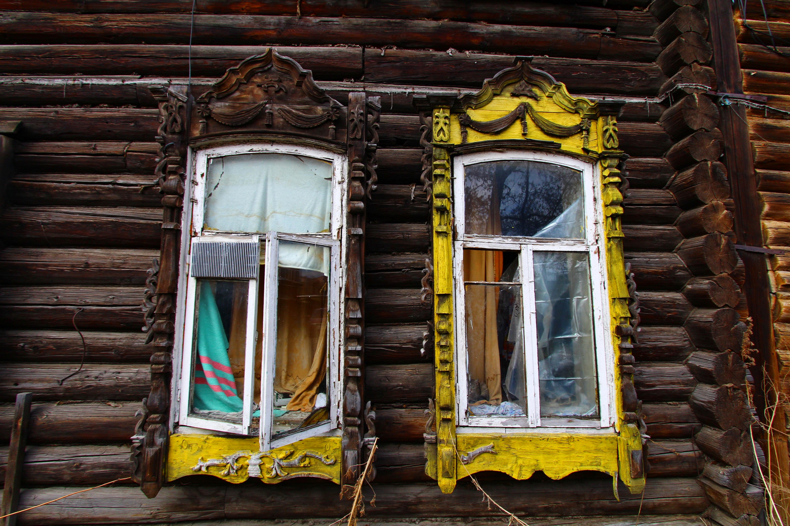 Schöne alte verwitterte Fenster in Tomsk Sibirien