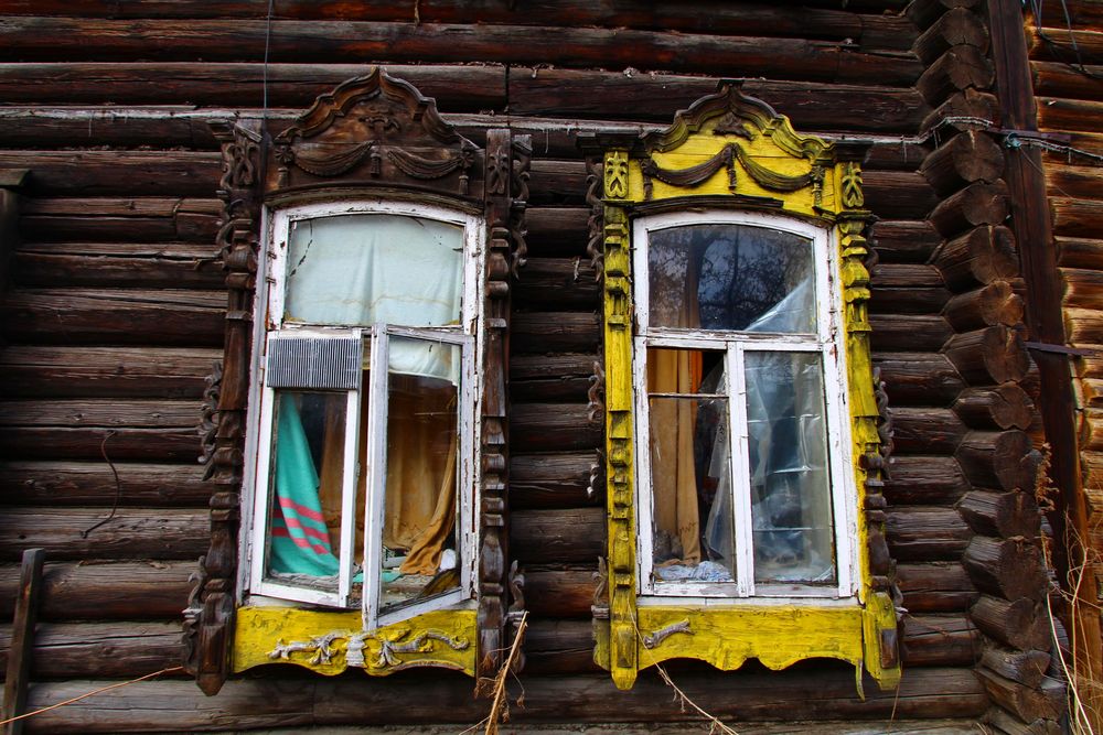 Schöne alte verwitterte Fenster in Tomsk Sibirien Foto