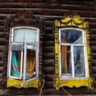 Schöne alte verwitterte Fenster in Tomsk Sibirien