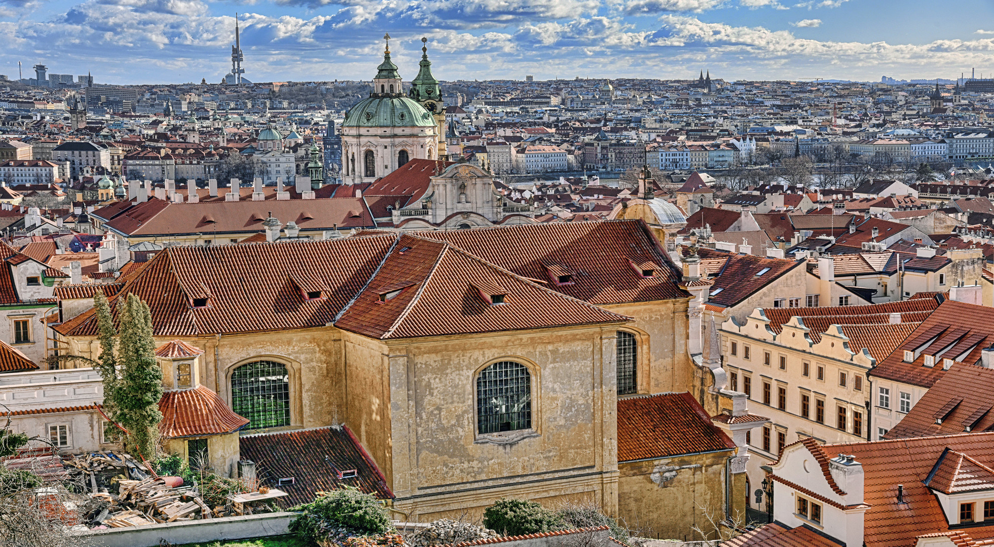 Schöne Aussicht auf die Dächer von Prag