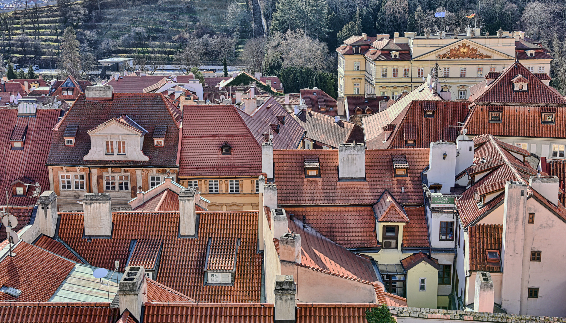 Schöne Aussicht auf die Dächer von Prag